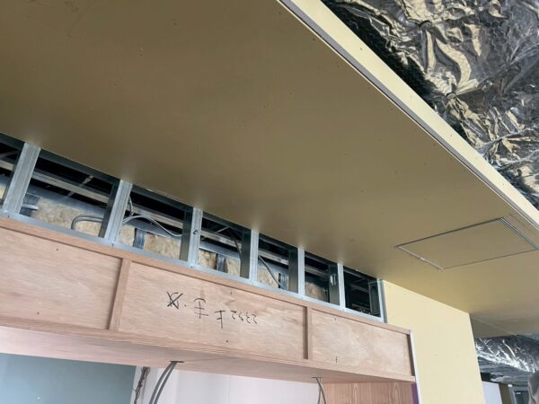 港区にて天井化粧板設置工事